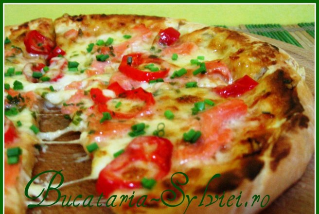 Pizza cu somon afumat