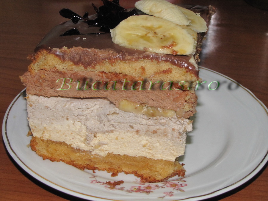 Tort cu mousse caramel, banane si ciocolata