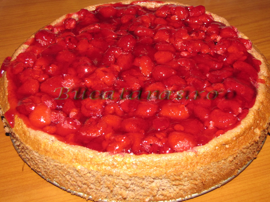 Cheesecake cu topping de zmeura