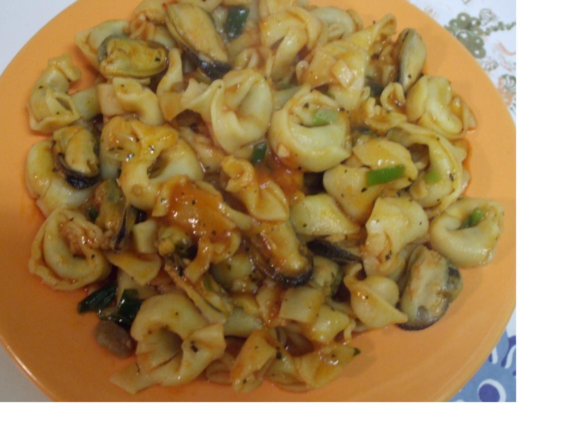 Tortellini cu scoici si sos de rosii