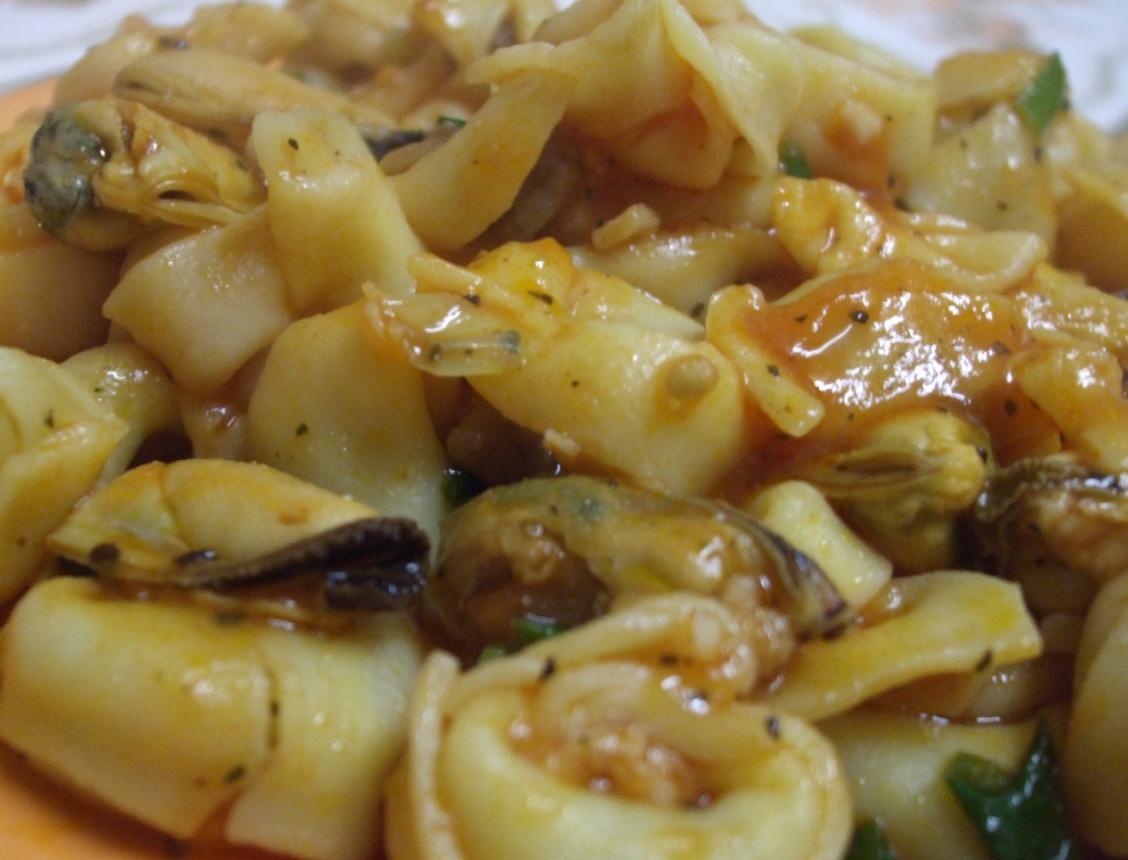 Tortellini cu scoici si sos de rosii