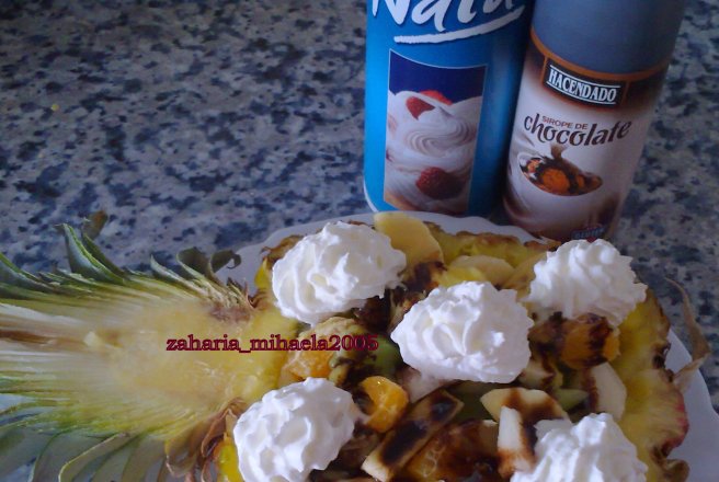 Salata de fructe in coaja de ananas