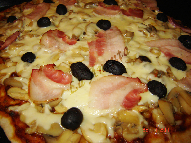 Pizza cu ciuperci si bacon