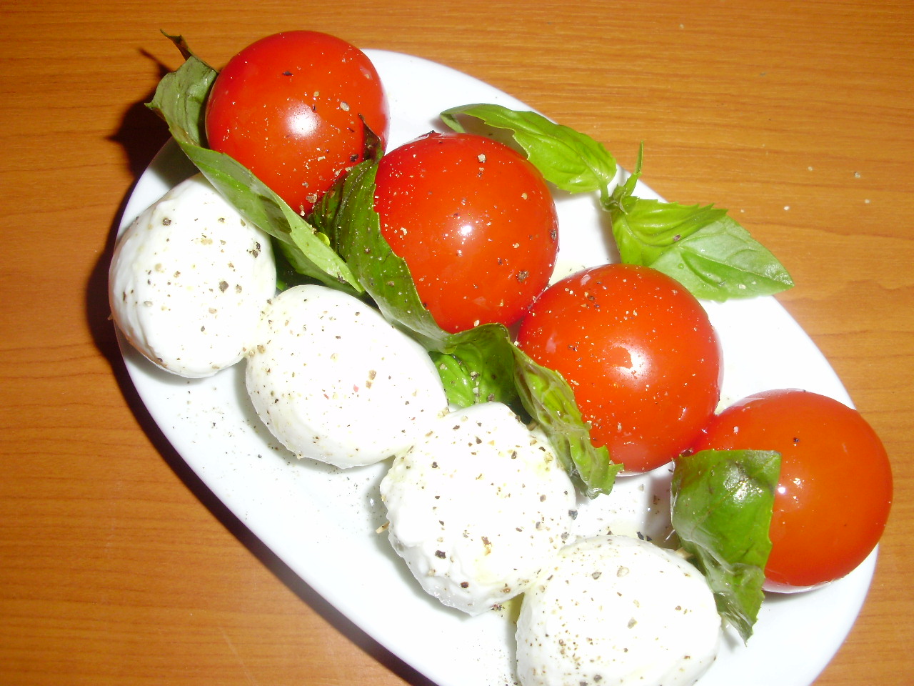 Salata de rosii cherry si mozzarela