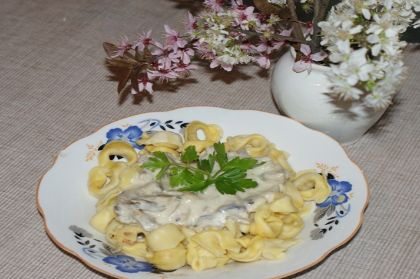 Tortellini cu sos de smântână şi ciuperci