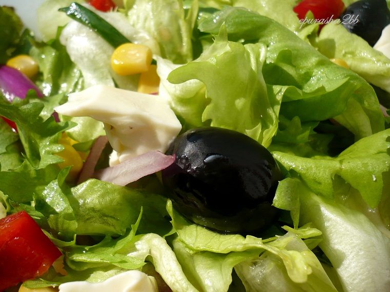 Salata endivia cu porumb, ardei si masline