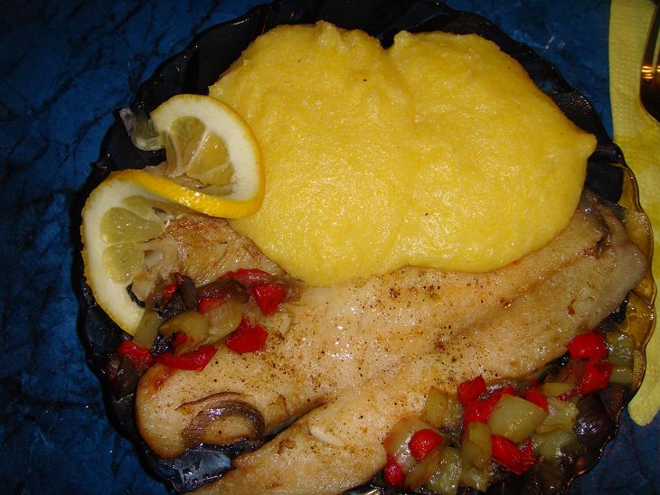 Peste pangasius la cuptor, cu legume si mamaliguta