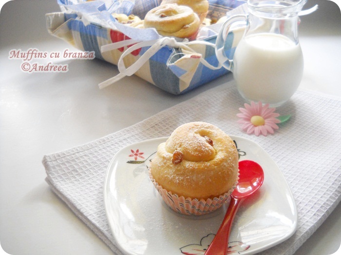 Muffins cu branza si stafide