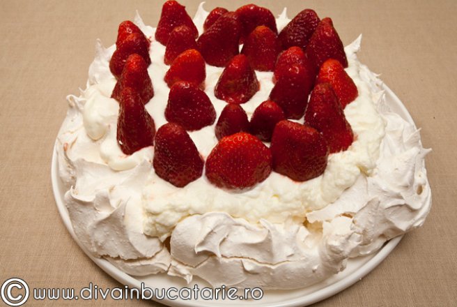 Pavlova cu capsune