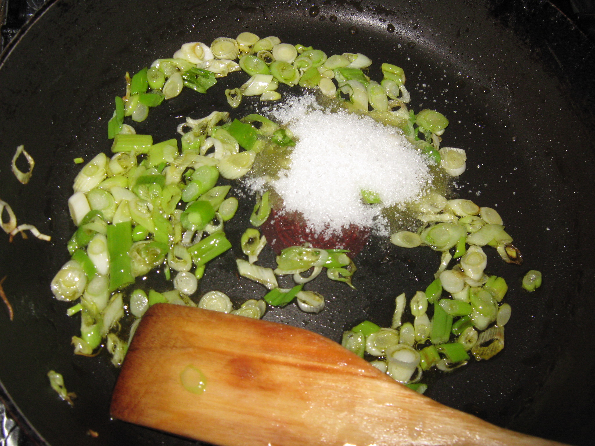 Salata de laptuci cu ceapa verde si nuci