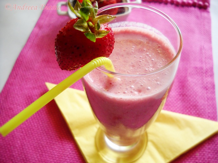 Smoothie de capsuni cu iaurt