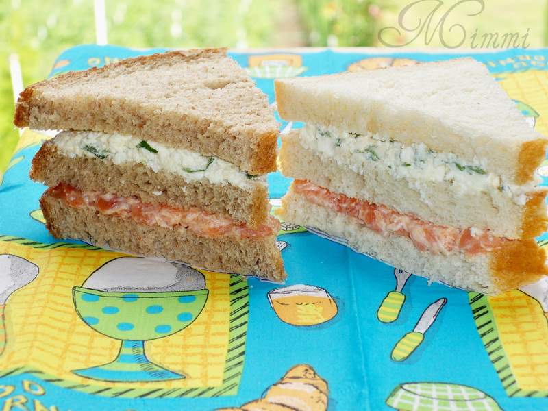 Sandwich cu somon fumee si branza