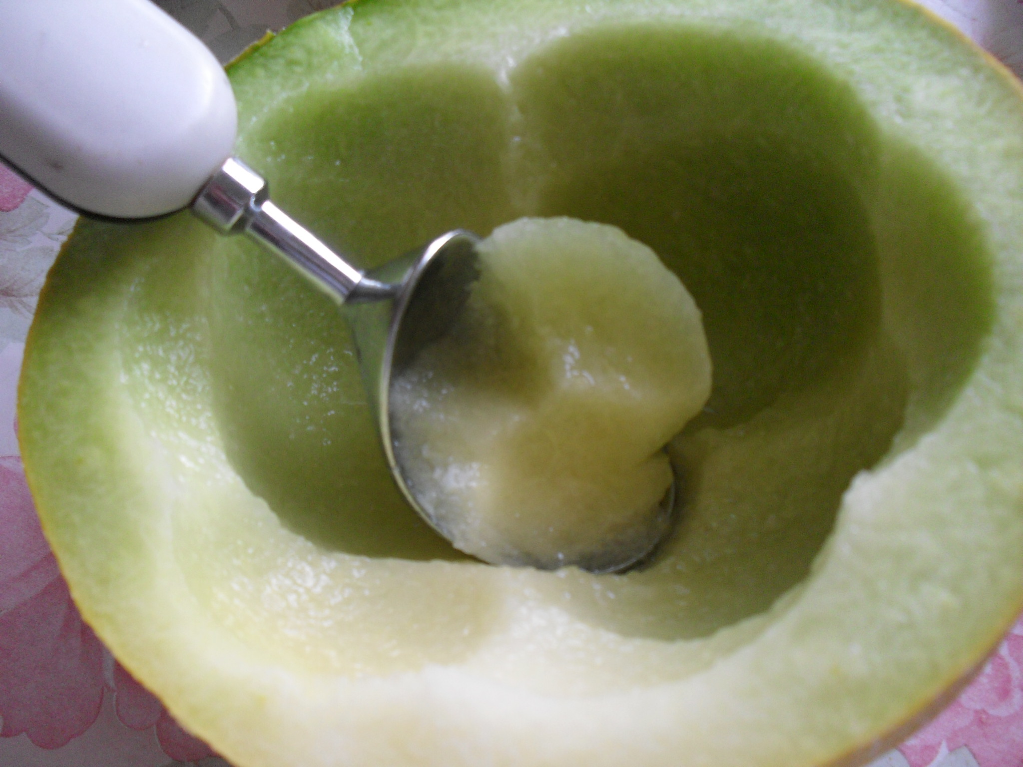 Salata de fructe in cosulet de pepene galben