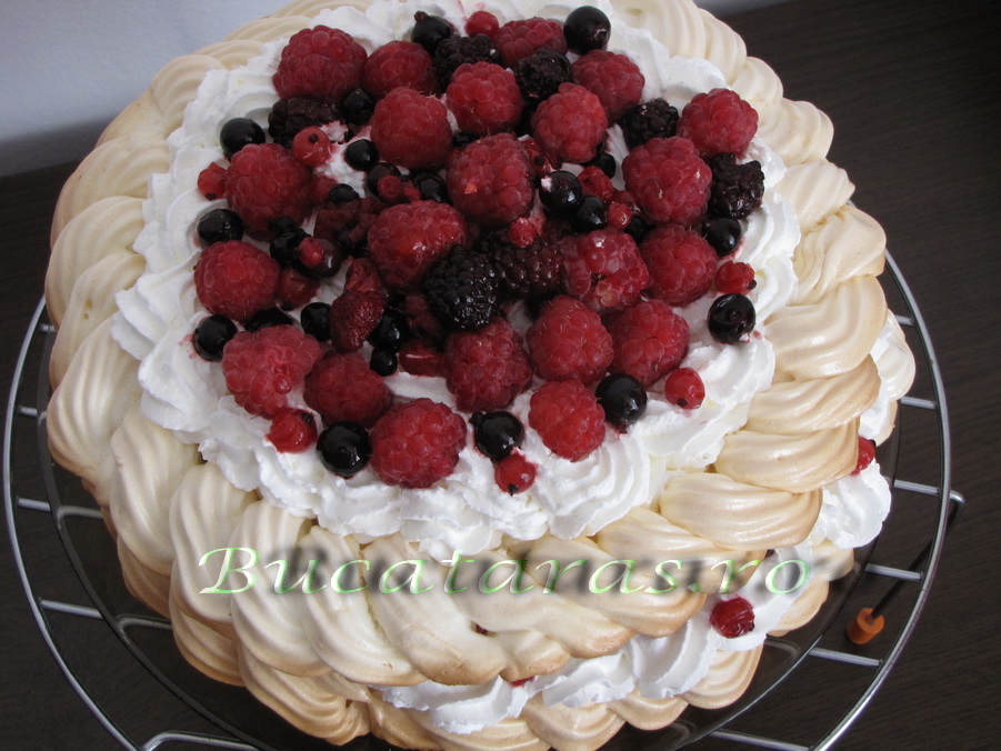 Pavlova cu fructe de padure