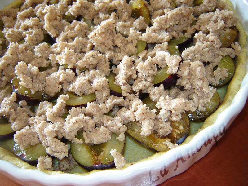 Tarta cu prune si crumble