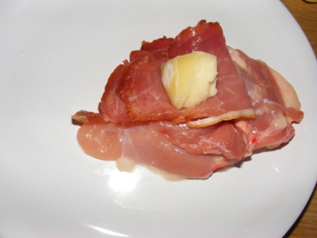 Rulouri din pulpe de pui cu prosciutto crudo