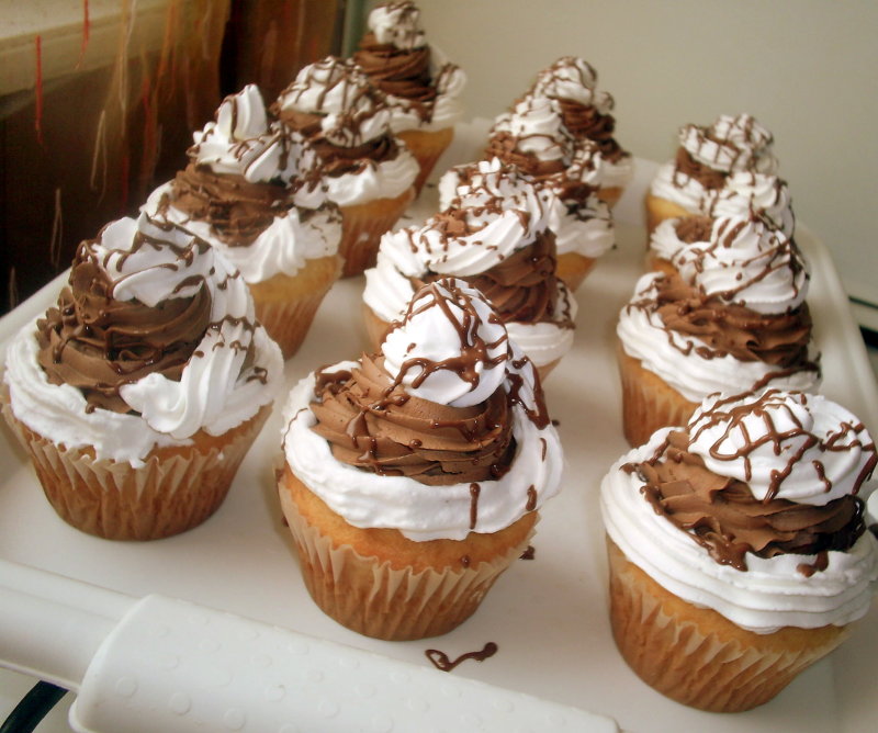 Cupcakes cu ciocolata si frisca