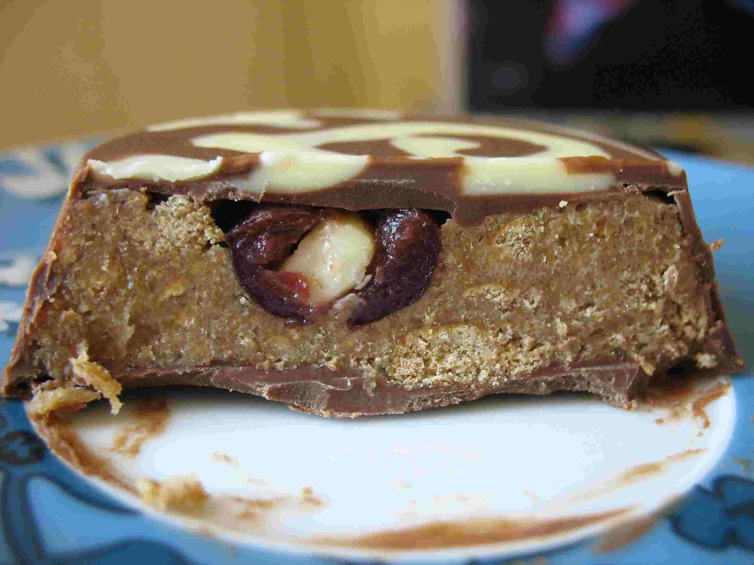 Bomboane de ciocolata cu crema de biscuiti si visine