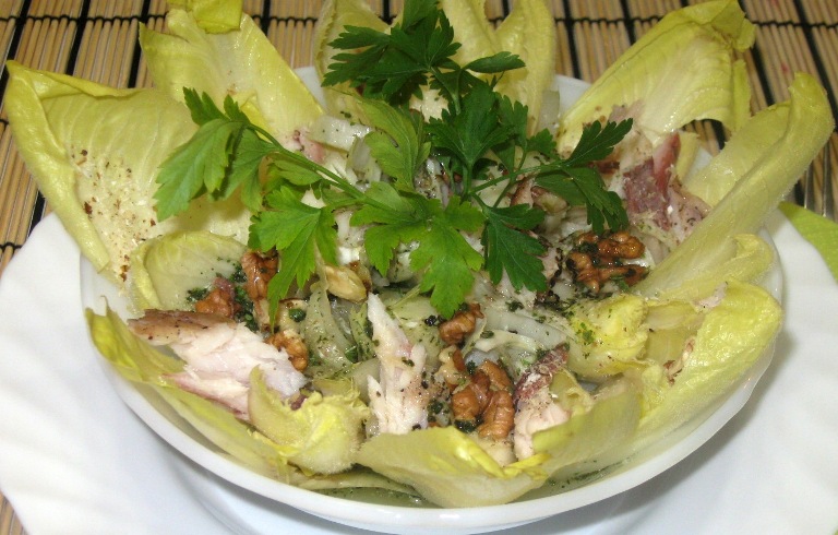 Salata de andive cu macrou afumat si nuci