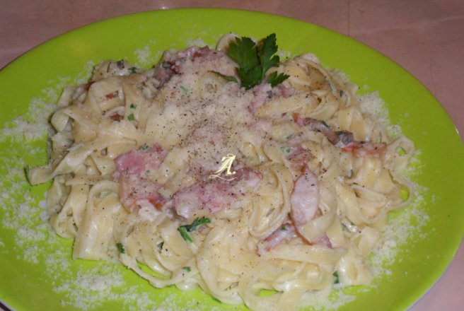 Tagliatelle cu bacon si sos de smantana