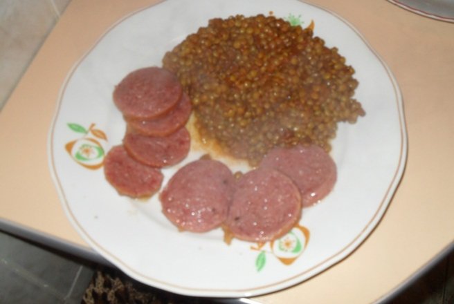 Lenticchie con sugo  e cotechino (Linte cu sos de rosii si carnati)