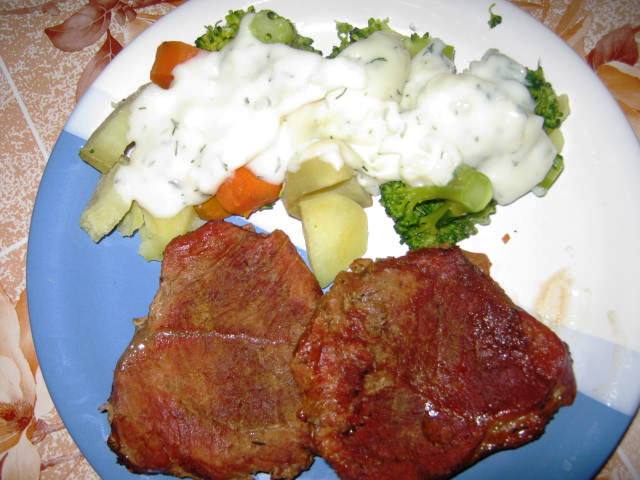 Pulpa de vitel la cuptor cu legume si sos bechamel