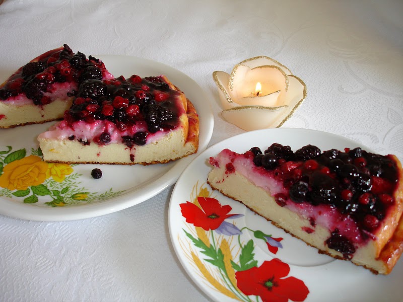 Tarta cu fructe de padure si crema de capsuni