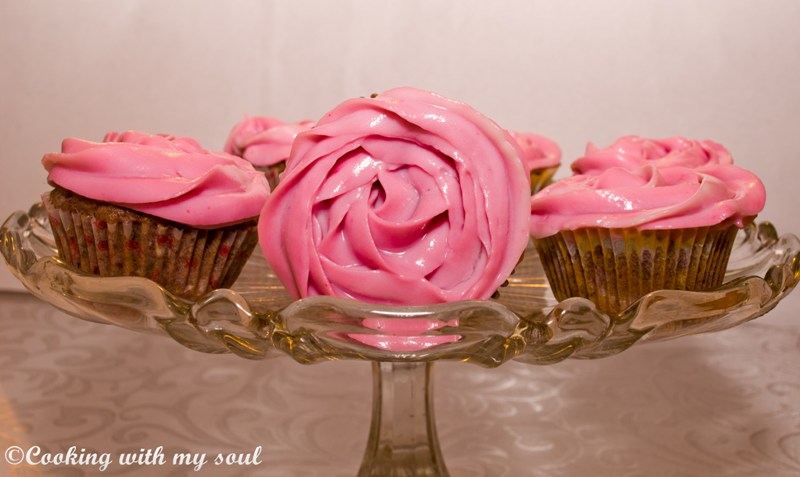 Cupcakes cu fructe de padure si frosting de mascarpone