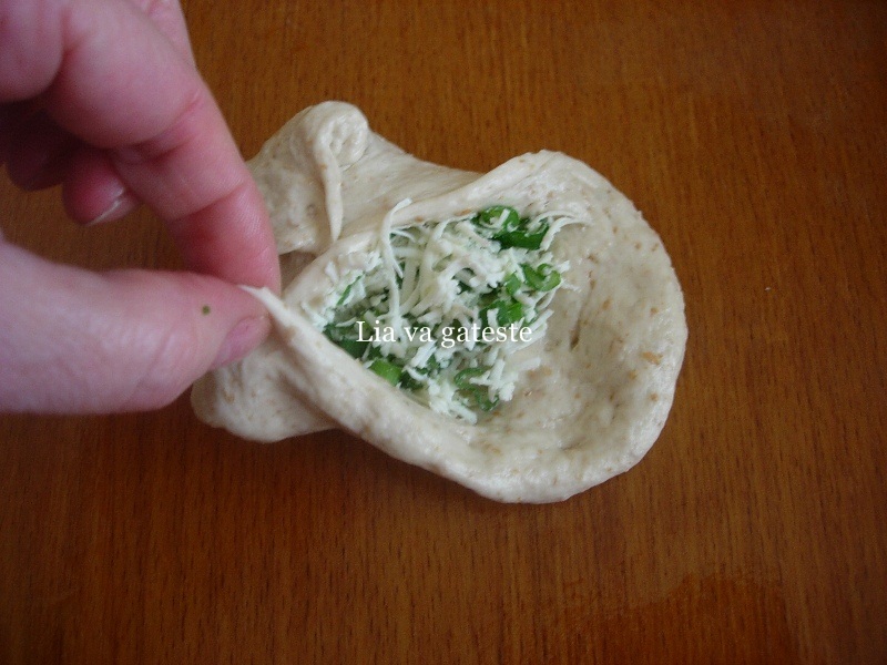 Placinte cu branza sarata si ceapa verde