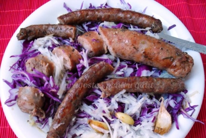 Cârnaţi de oaie şi porc & Salată de varză roşie şi gulie