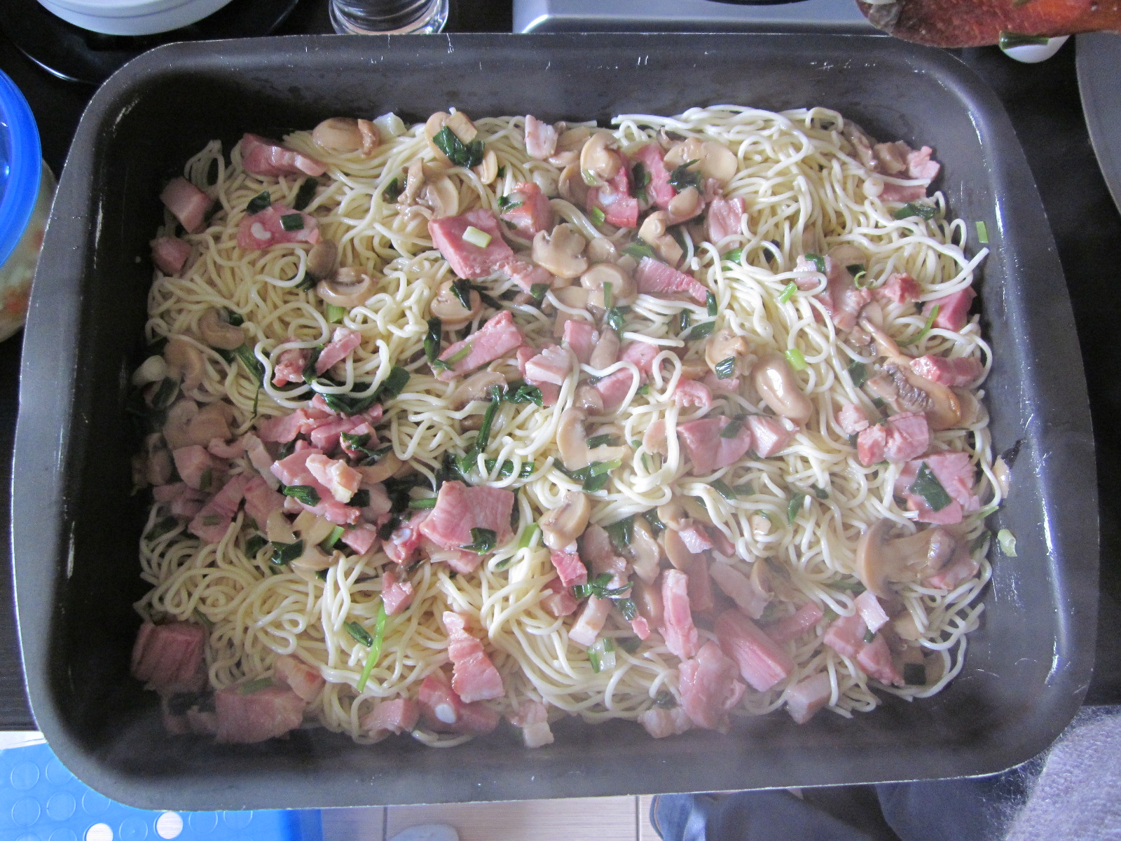 Spaghete cu bacon, ciuperci si cascaval