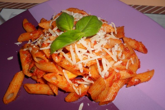 Penne cu sos de rosii si busuioc