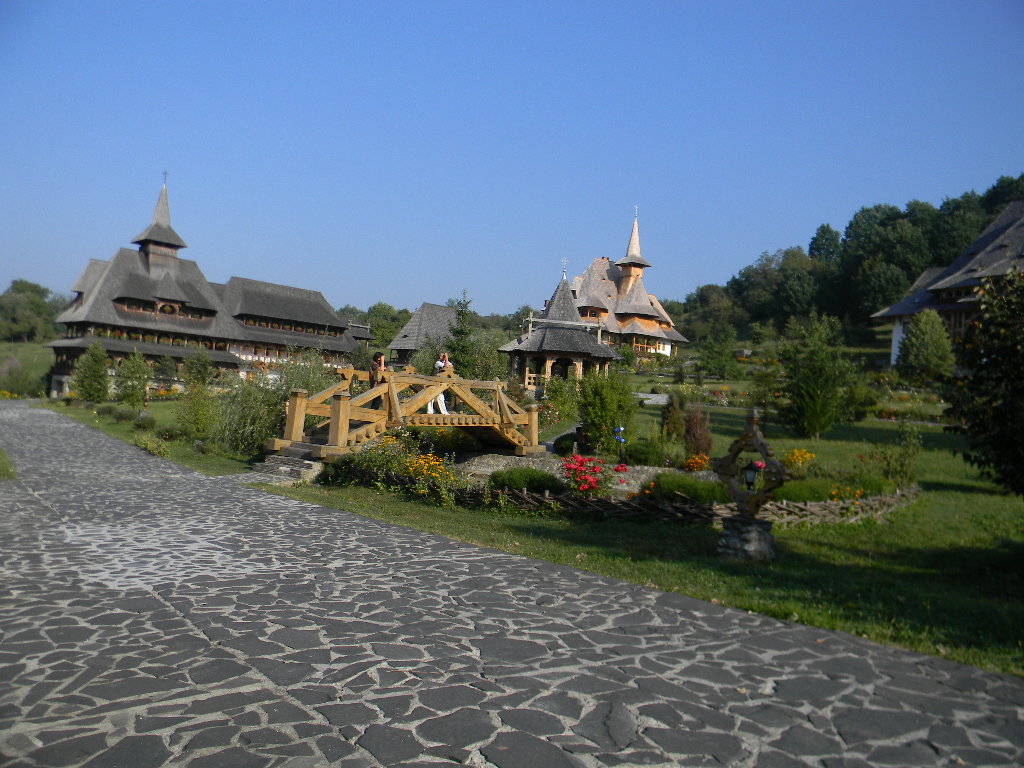 Maramures plai cu flori  - Manastirea Barsana