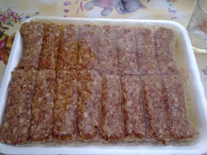 Mici in bere la gratar