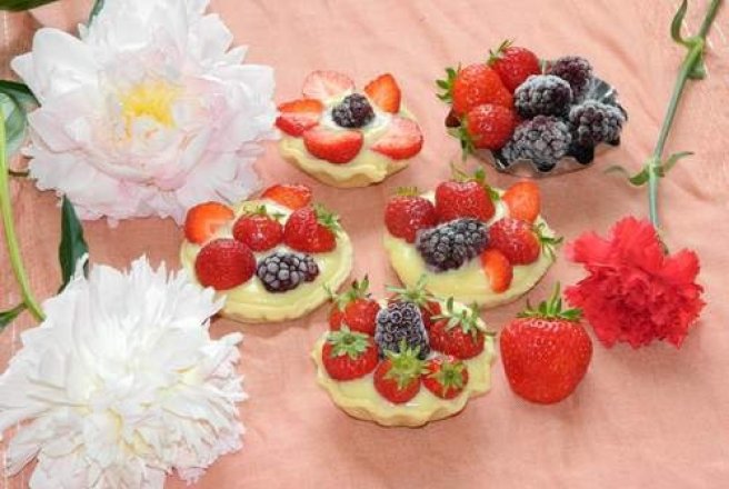 Mini tarte cu crema de vanilie si fructe