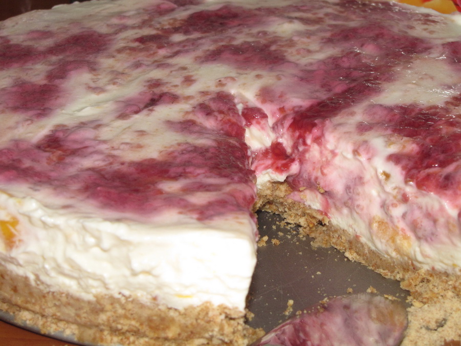 Cheesecake cu piersici si zmeura