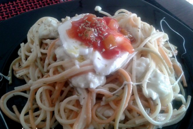 Spaghettini cu mozzarella si sos picant de legume