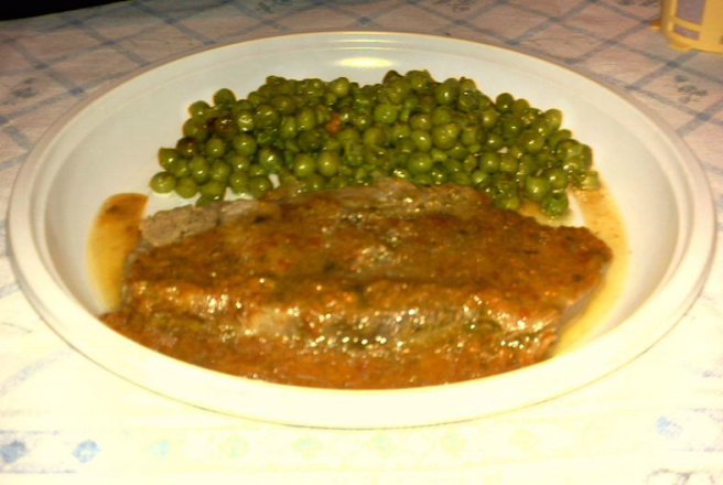 Carne cu sos de morcovi si garnitura de mazare