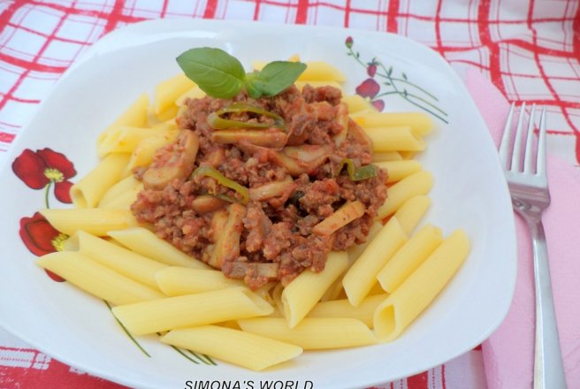 Penne cu carne tocata si ciuperci