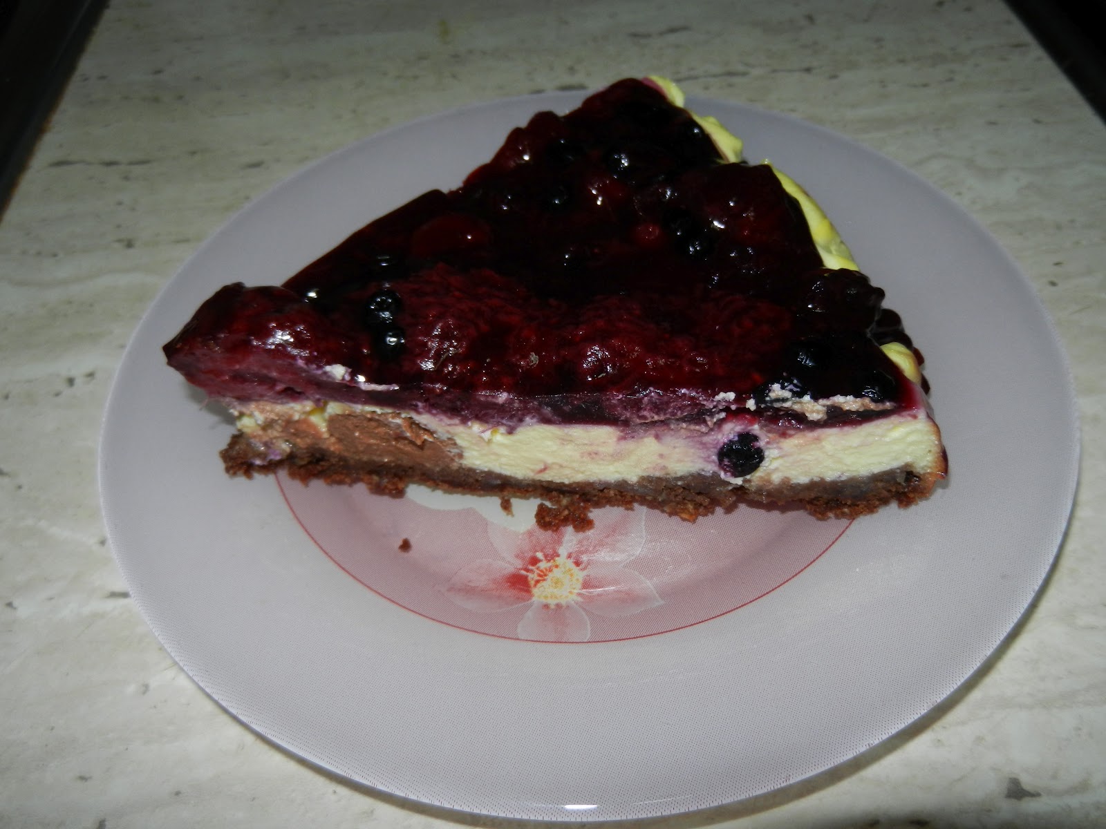 Cheesecake cu buline de ciocolata si jeleu de fructe de padure