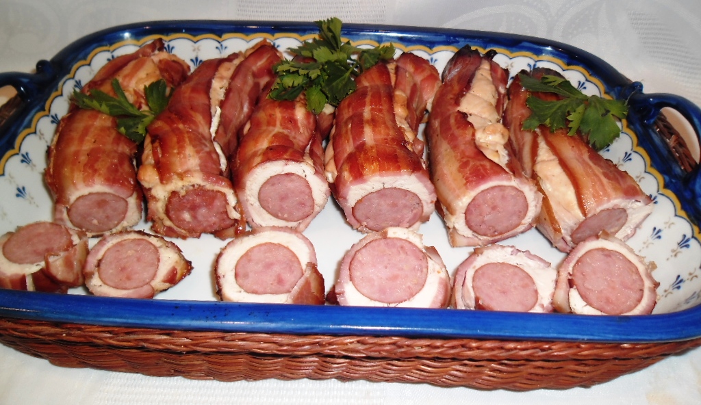 Rulouri cu carnati afumati, piept de pui si bacon