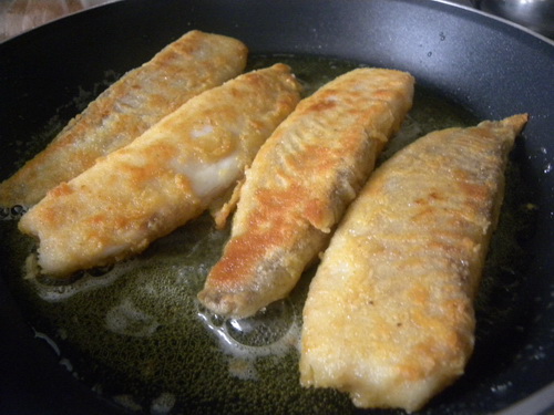 Tilapia pane cu garnitura de brocolli si chipsuri...