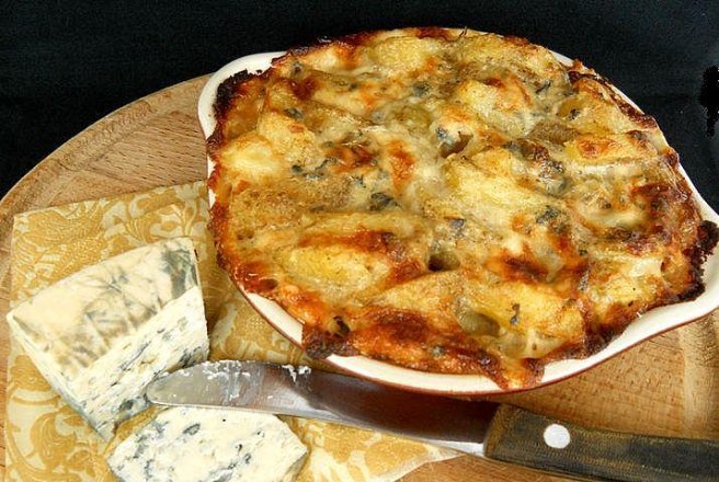 Cartofi gratinaţi cu sos blue cheese