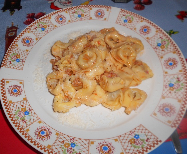 Tortellini cu carne in sos de ceapa si usturoi