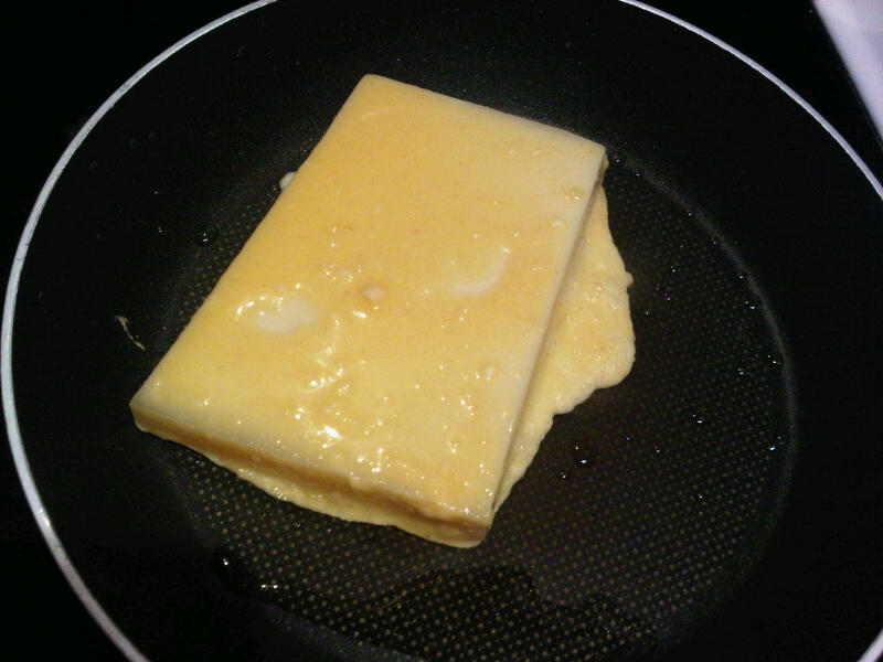 Saganaki ( branza prajita)