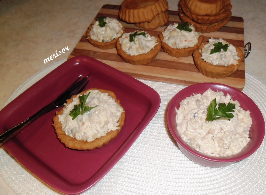 Tartine cu salata din piept de pui, ciuperci si telina