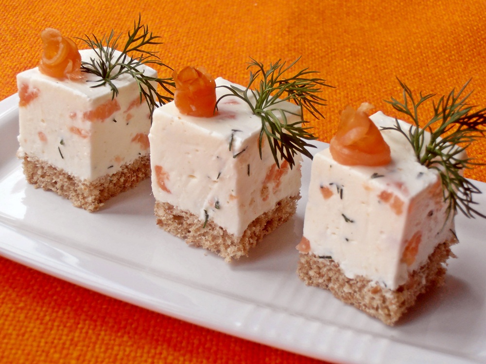 Cuburi aperitiv cu crema de branza si somon