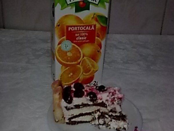 Tort de visine cu crema de iaurt.