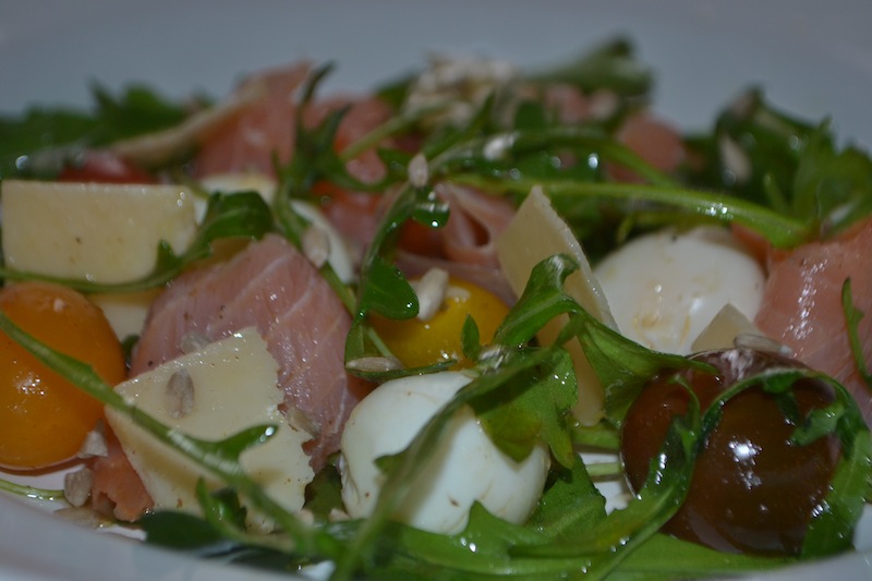 Salata cu somon fume, rucola, parmezan