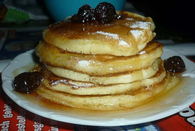 Pancakes - clatite americane cu miere si dulceata de cirese